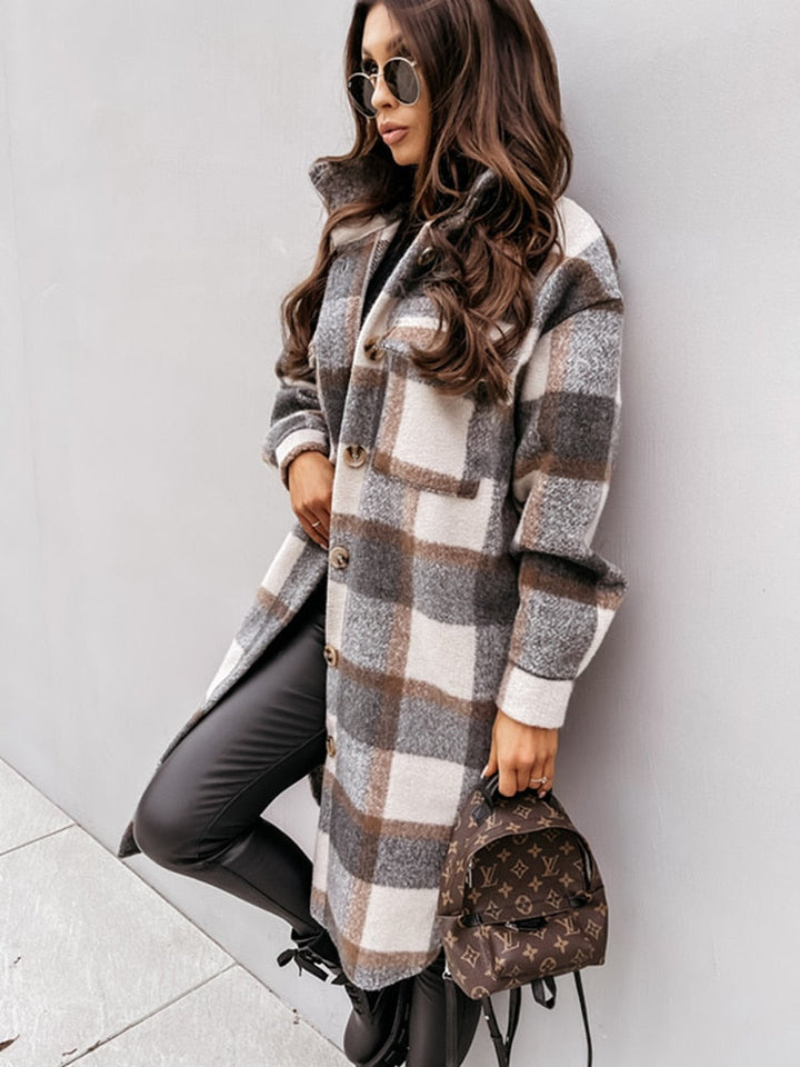 Geschlossene Oversized Karo-Jacke für Damen. Elegante, bequeme Herbstjacke im nostalgischen Trend 2025.