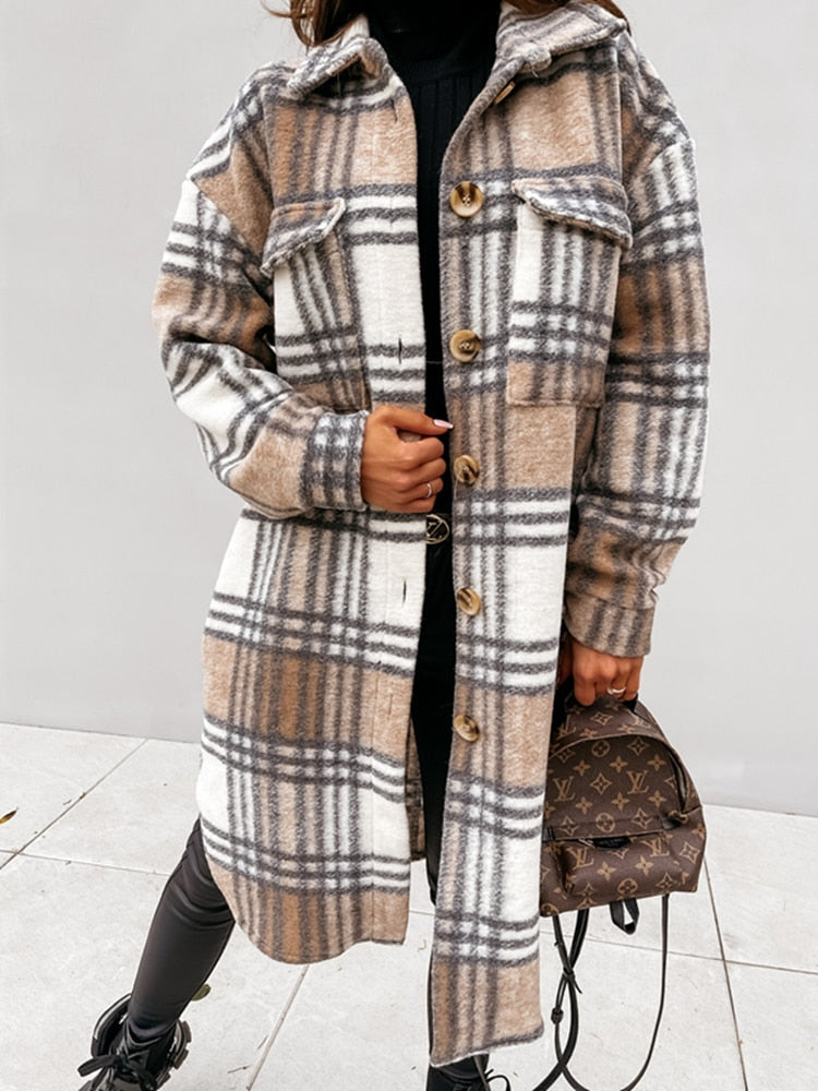 Seitenansicht der Damen Karo-Jacke. Lange, nostalgische Herbstjacke im Oversized-Schnitt für 2025. Bequem.
