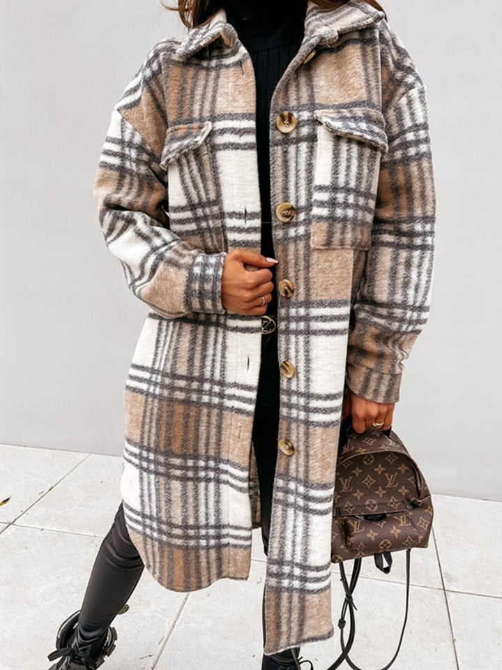 Seitenansicht der Damen Karo-Jacke. Lange, nostalgische Herbstjacke im Oversized-Schnitt für 2025. Bequem.