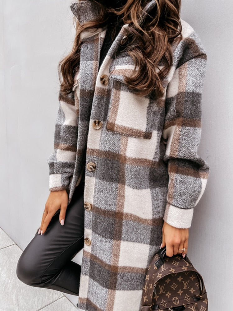 Frau in trendiger Damen Karo-Jacke spaziert. Lange, bequeme Herbstjacke für ein modisches Outfit 2025.