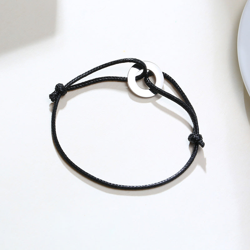 Lässiges Herren Lederarmband am Handgelenk; perfektes Mode-Accessoire für Freizeit & Business.