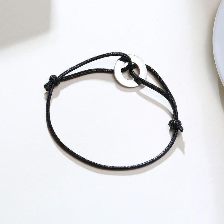 Lässiges Herren Lederarmband am Handgelenk; perfektes Mode-Accessoire für Freizeit & Business.