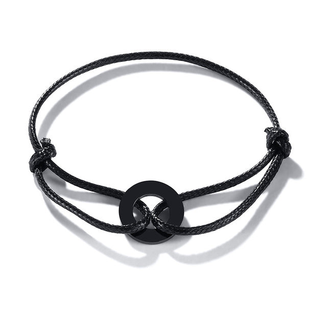 Stilvolles Herren Armband aus geflochtenem Leder am Handgelenk; modisches Accessoire für Männer.