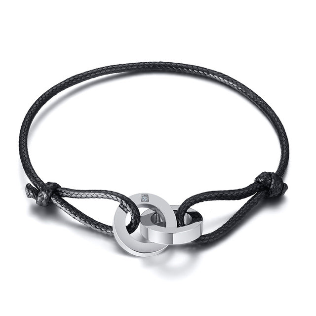 Edelstahlverschluss am schwarzen Herren Lederarmband; langlebiger Männerschmuck für jeden Tag.