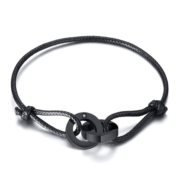 Detailaufnahme: Braunes Herren Lederarmband; maskulines Accessoire aus hochwertigem Leder.