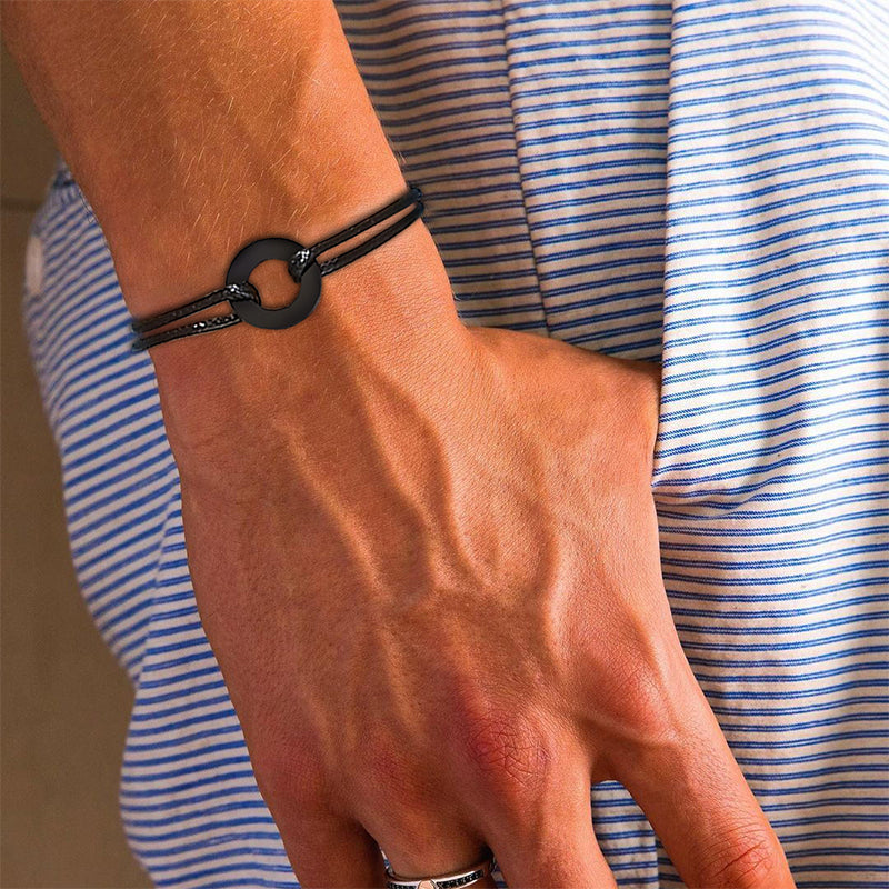 Modernes schwarzes Lederarmband für Herren; stilvoller Männerschmuck, der zu jedem Outfit passt.