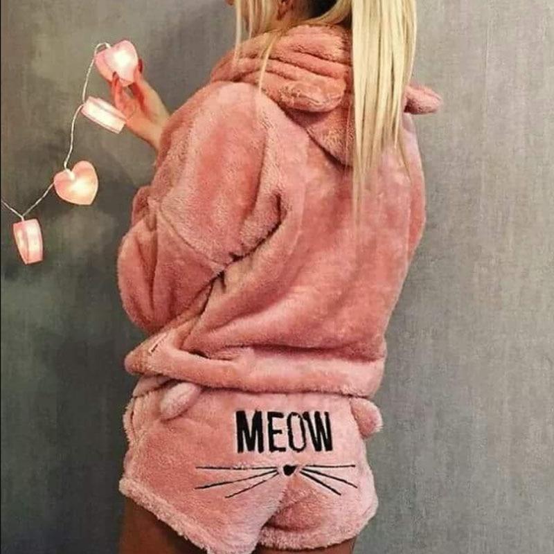 Gemütlicher Damen Katzen Pyjama Strampler, weich & kuschelig, ideal als Winterkleidung und Freizeit-Outfit.