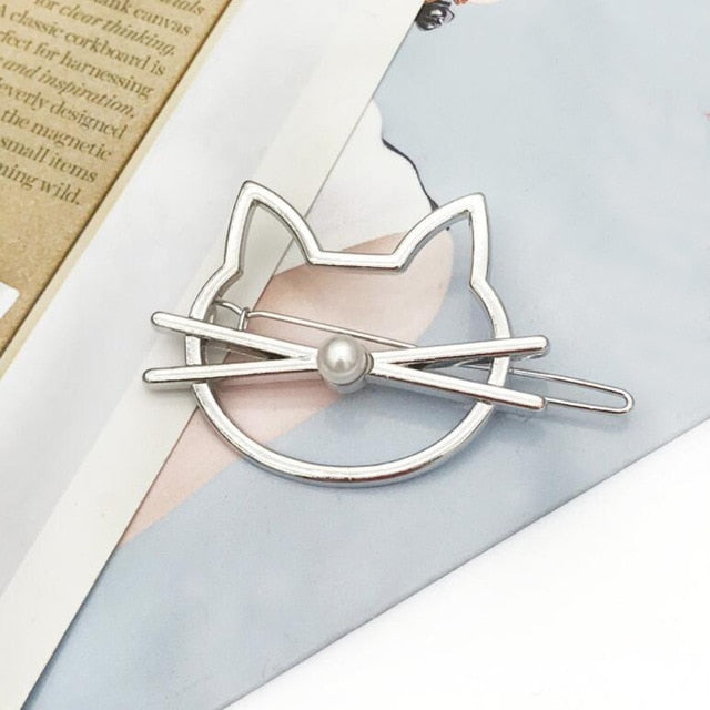 Mond Haarnadel im Haar einer Frau, elegantes Frisuren Accessoire für moderne Damen.