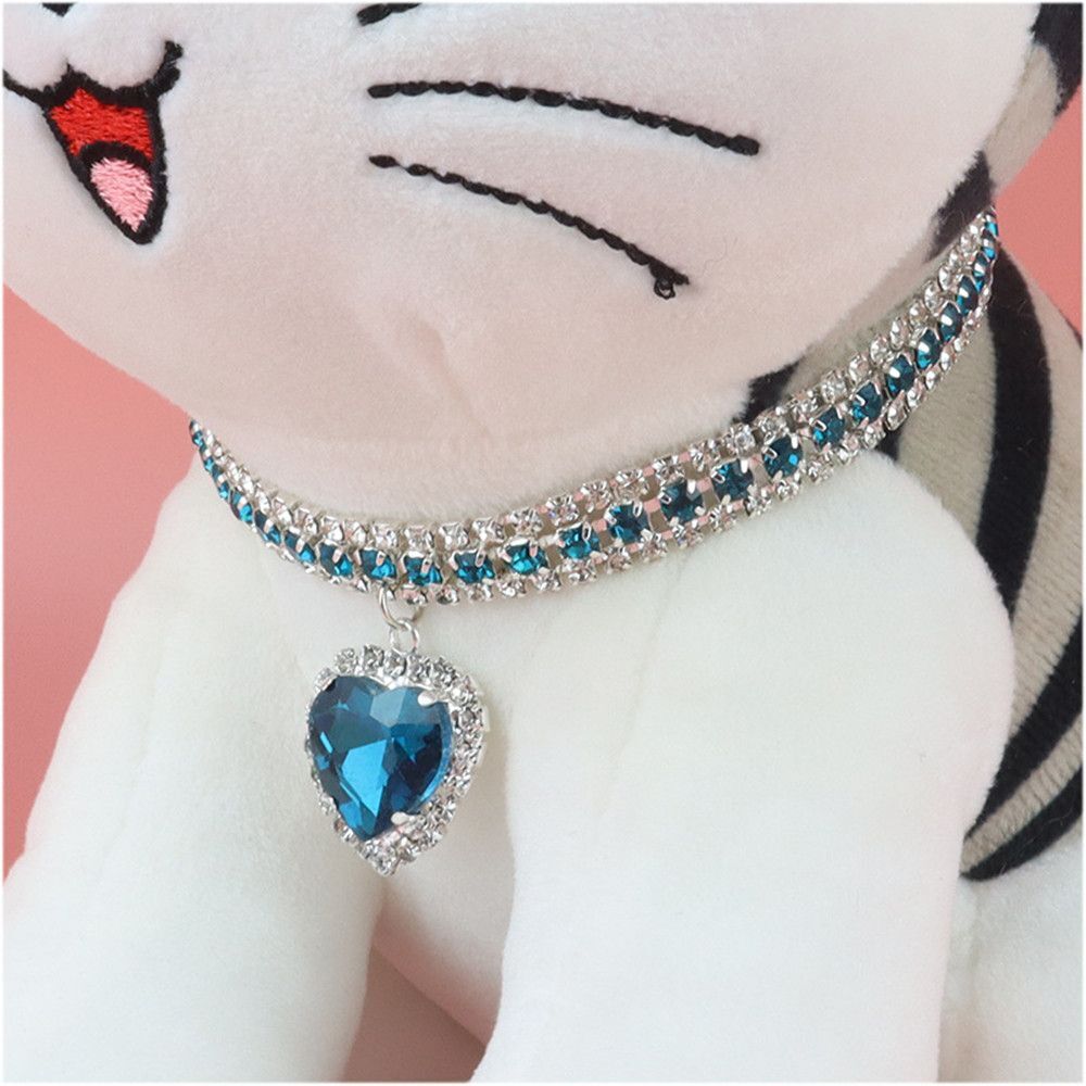 Elegantes Katzenhalsband mit glänzendem Kristall und charmantem Herz-Anhänger für stilvolle Katzen.