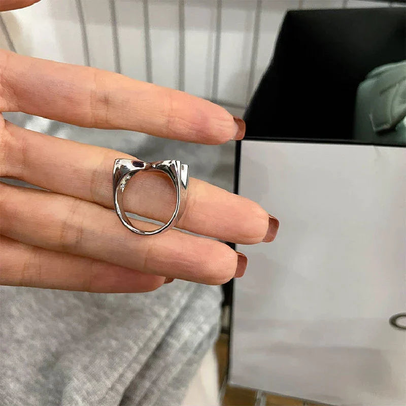 Verstellbarer Damen-Fingerring mit elegantem schwarzem Herzen, flexibler Modeschmuck.