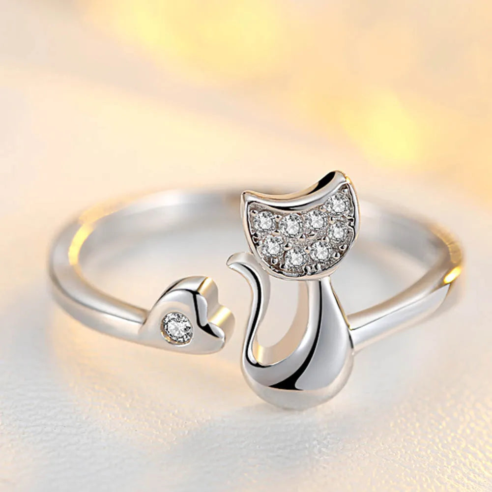 Damen Glückskatzenring aus Silber, detailreich mit Maneki Neko Katze, symbolisiert Glück und Wohlstand.