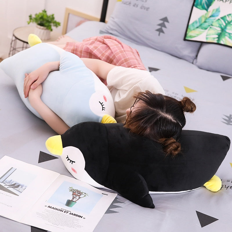 Niedlicher Pinguin Plüschtier, schwarz-weiß, als süßes Dekokissen für jedes Schlafzimmer.