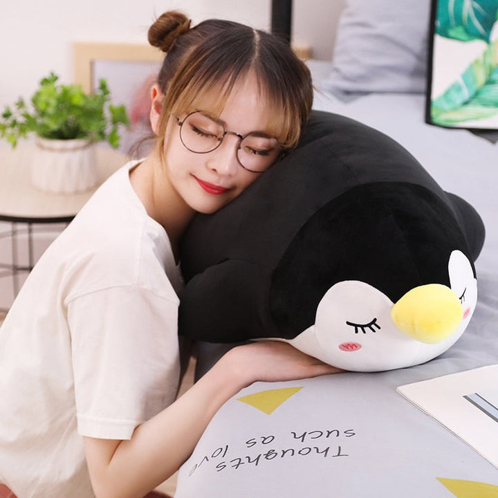 Extra weiches Pinguin Plüschtier, ideal als bequemes Kissen oder niedliches Dekorationselement für das Kinderzimmer.
