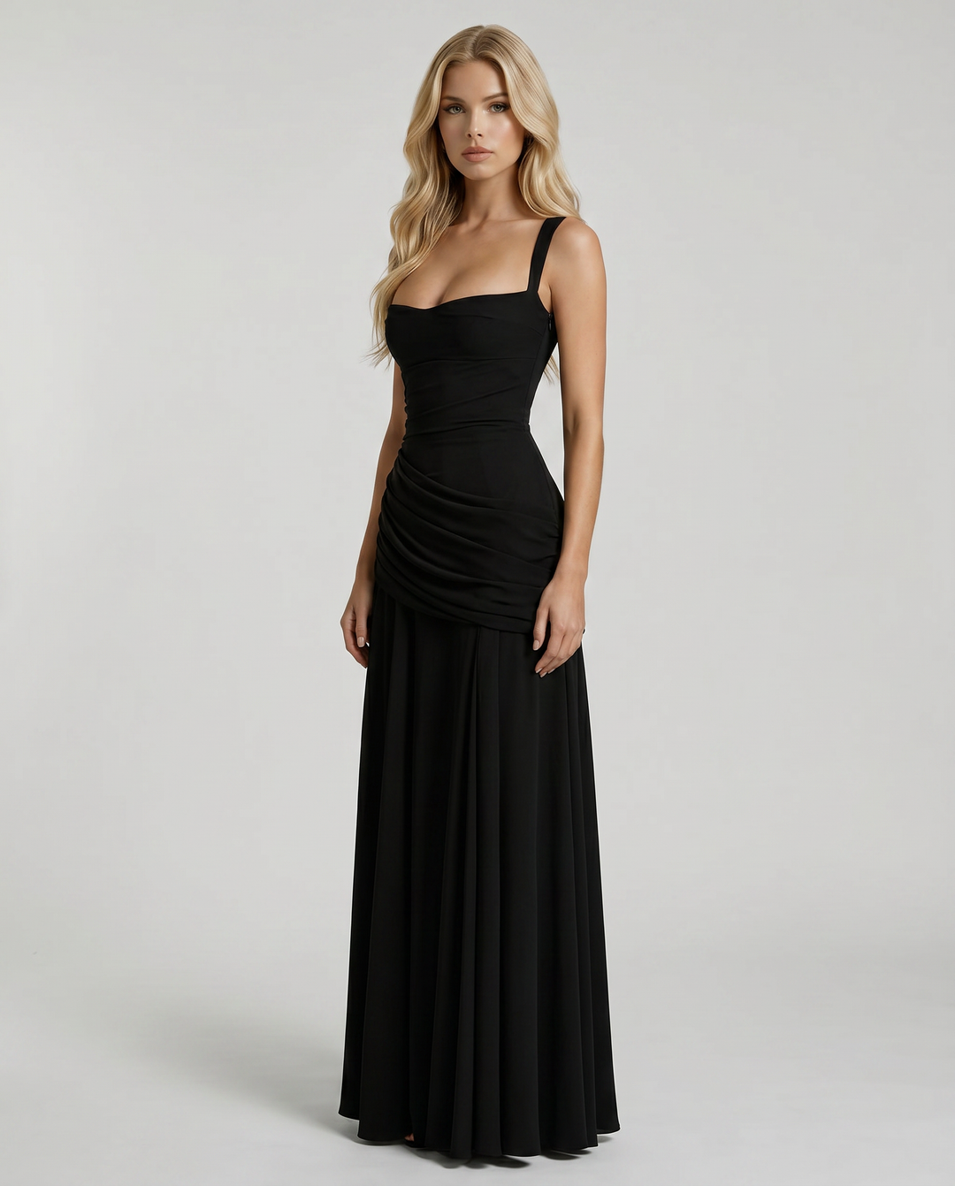 Langes, formelles schwarzes Damenkleid mit schmalen Trägern, Raffung und elegantem asymmetrischem Schnitt.