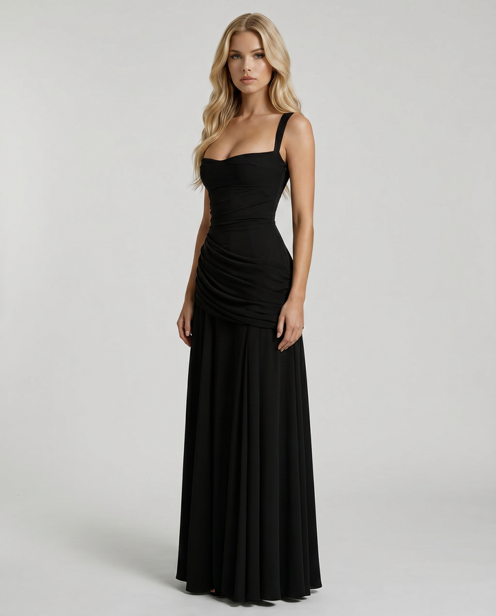 Langes, formelles schwarzes Damenkleid mit schmalen Trägern, Raffung und elegantem asymmetrischem Schnitt.