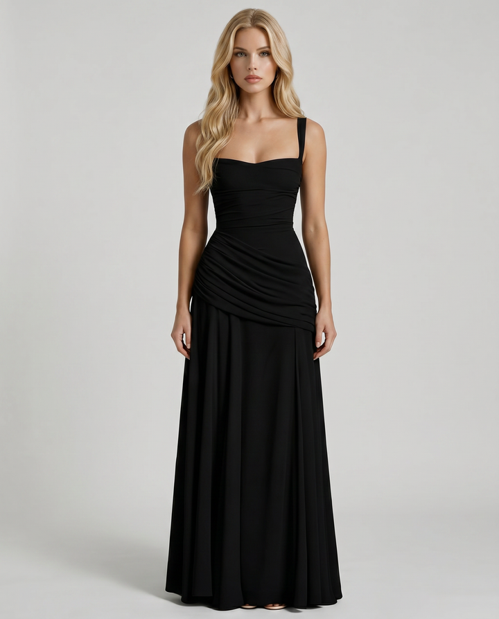 Schwarzes elegantes Damen Maxikleid mit asymmetrischem Saum und raffinierter Raffung für Abendanlässe.