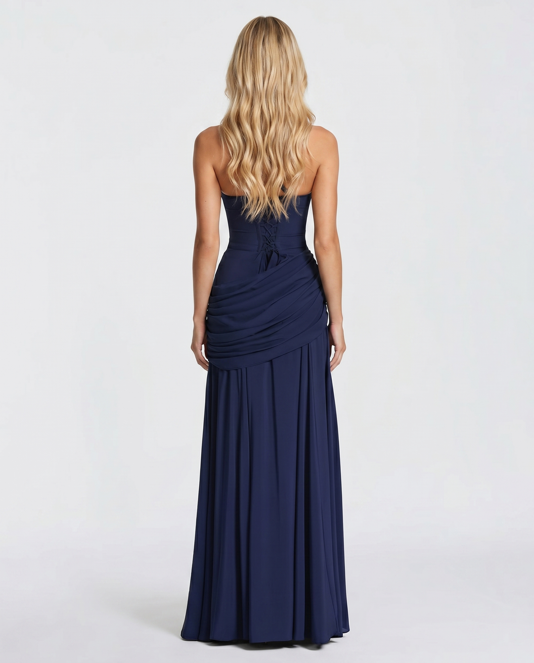 Schickes Damen Maxi Kleid in Marineblau. Dieses elegante Abendkleid mit Raffung und Carré-Ausschnitt ist ideal für Gala.