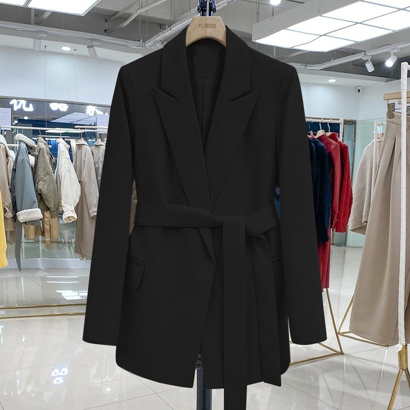 Vielseitiger beiger Damen Business Blazer, elegant für Büro oder besondere Anlässe, ganzjährig.