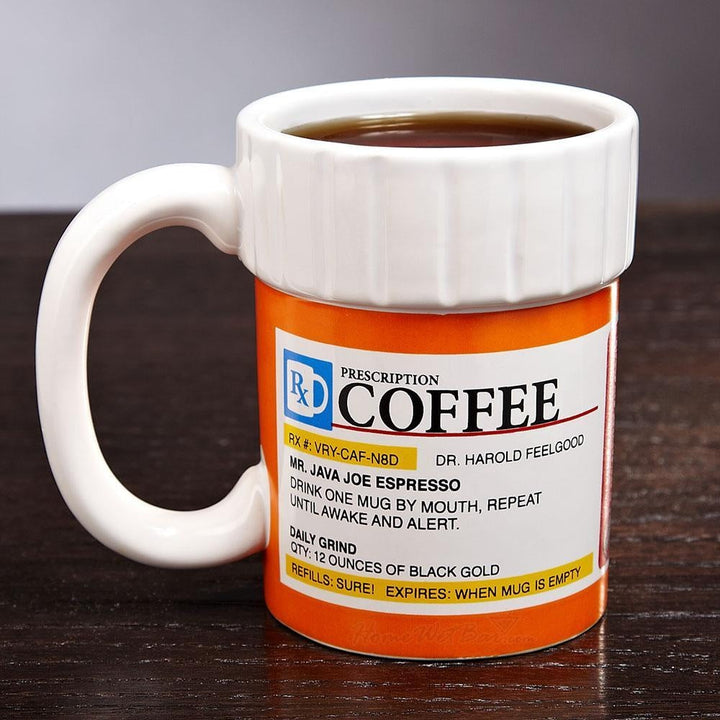 Stylischer Büro Kaffeebecher aus Keramik mit einzigartigem Koffein Rezept Druck für deinen täglichen Muntermacher.