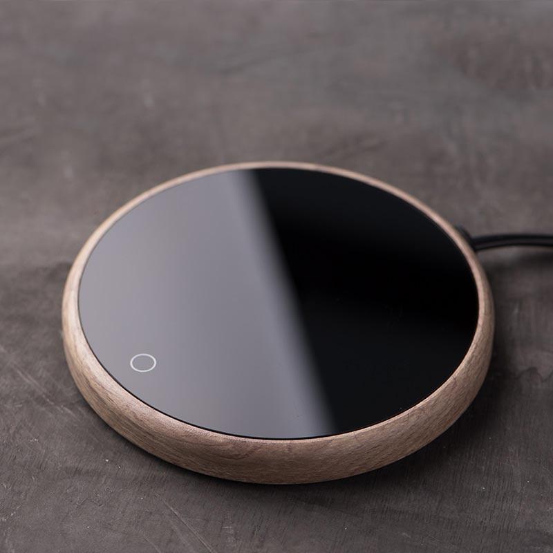 Eleganter keramischer Kaffeewärmer mit smarter Temperaturkontrolle für Büro und Wohnbereich.