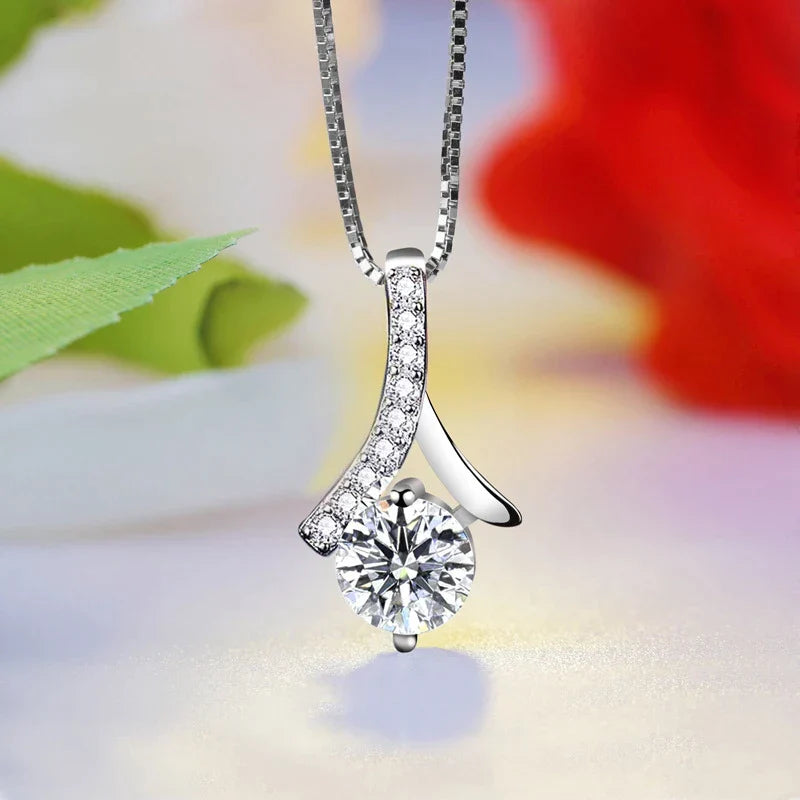 Funkelnde Damen Kristallkette aus 925 Sterlingsilber mit Zirkonia-Herzanhänger, perfektes Liebesgeschenk für Seelenverwandte.