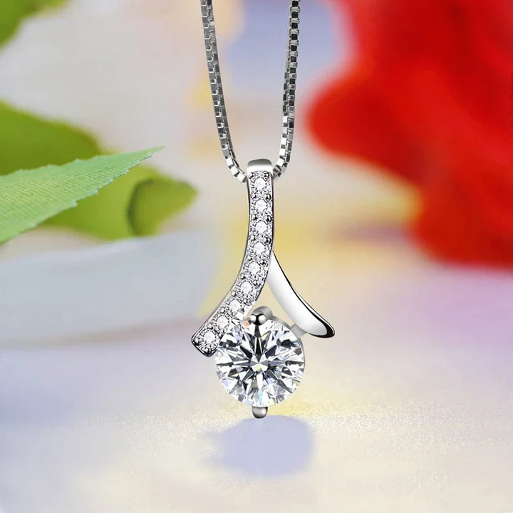 Funkelnde Damen Kristallkette aus 925 Sterlingsilber mit Zirkonia-Herzanhänger, perfektes Liebesgeschenk für Seelenverwandte.