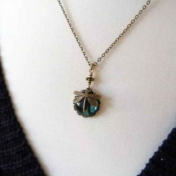 Detailreicher Libellen-Anhänger an Damen-Halskette mit leuchtendem Mondstein. Edler Tierschmuck.