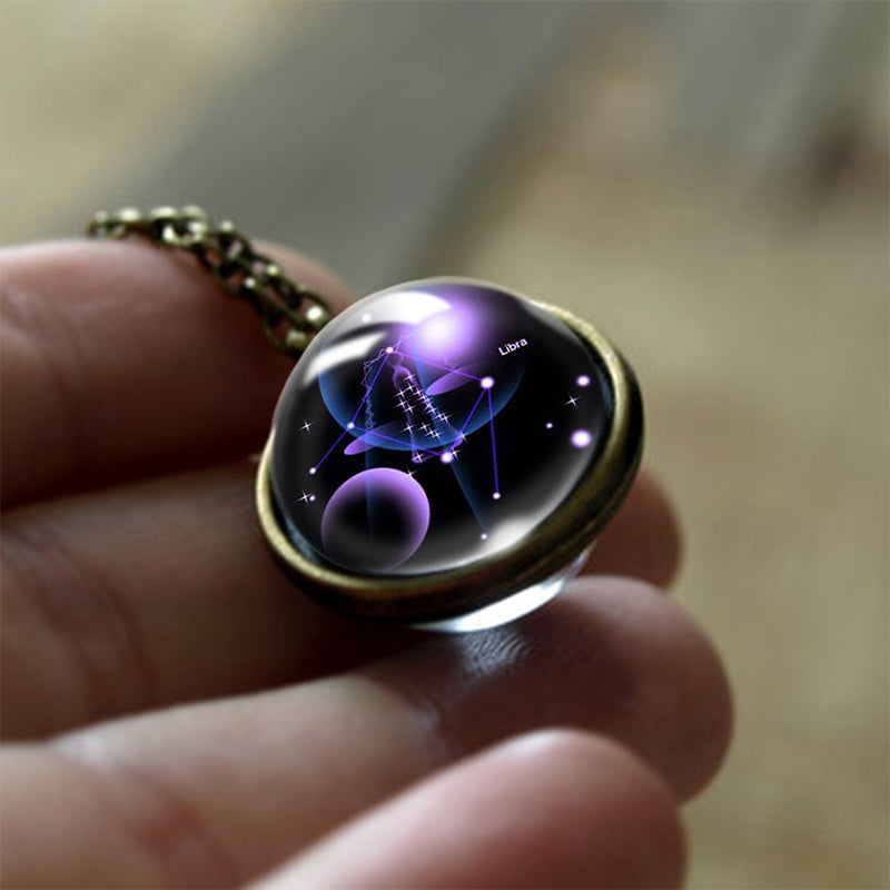 Femininer Glas-Anhänger mit Sternzeichen, runder Talisman als stilvoller Begleiter für Schutz & Energie.