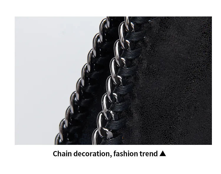 Silbergraue elegante Damen Schultertasche mit Metallkette, vielseitiges Accessoire für jede Jahreszeit.