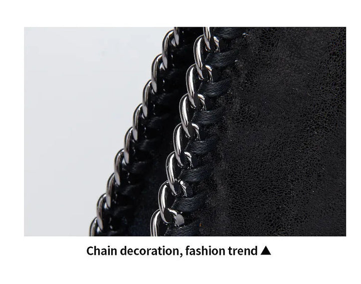 Silbergraue elegante Damen Schultertasche mit Metallkette, vielseitiges Accessoire für jede Jahreszeit.