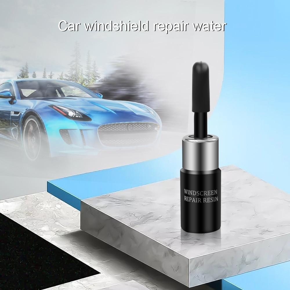 Detailaufnahme des Nano Glas Reparatursets bei der Rissbeseitigung auf einer Windschutzscheibe.