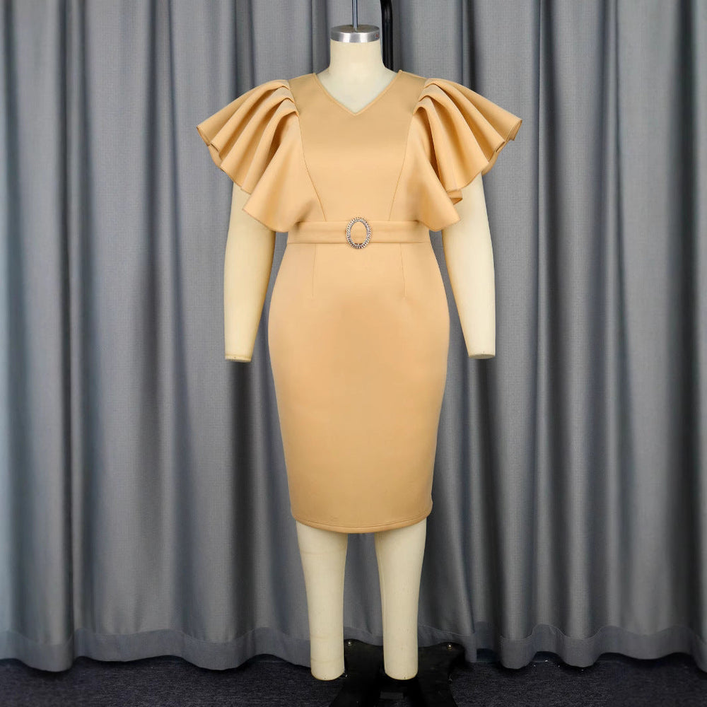 Elegantes Khaki Abendkleid für Damen. Figurbetont geschnitten mit schicken Rüschenärmeln, V-Ausschnitt und Gürtel für eine schöne Silhouette.