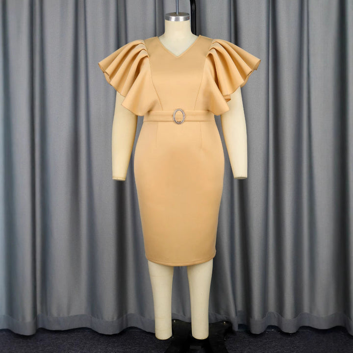 Elegantes Khaki Abendkleid für Damen. Figurbetont geschnitten mit schicken Rüschenärmeln, V-Ausschnitt und Gürtel für eine schöne Silhouette.