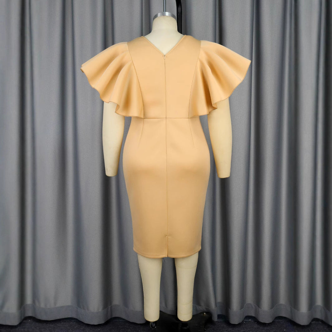 Khaki Damenkleid, figurbetont, mit Rüschenärmeln und Gürtel. Ideal als festliches Cocktailkleid oder Abendkleid mit V-Ausschnitt.