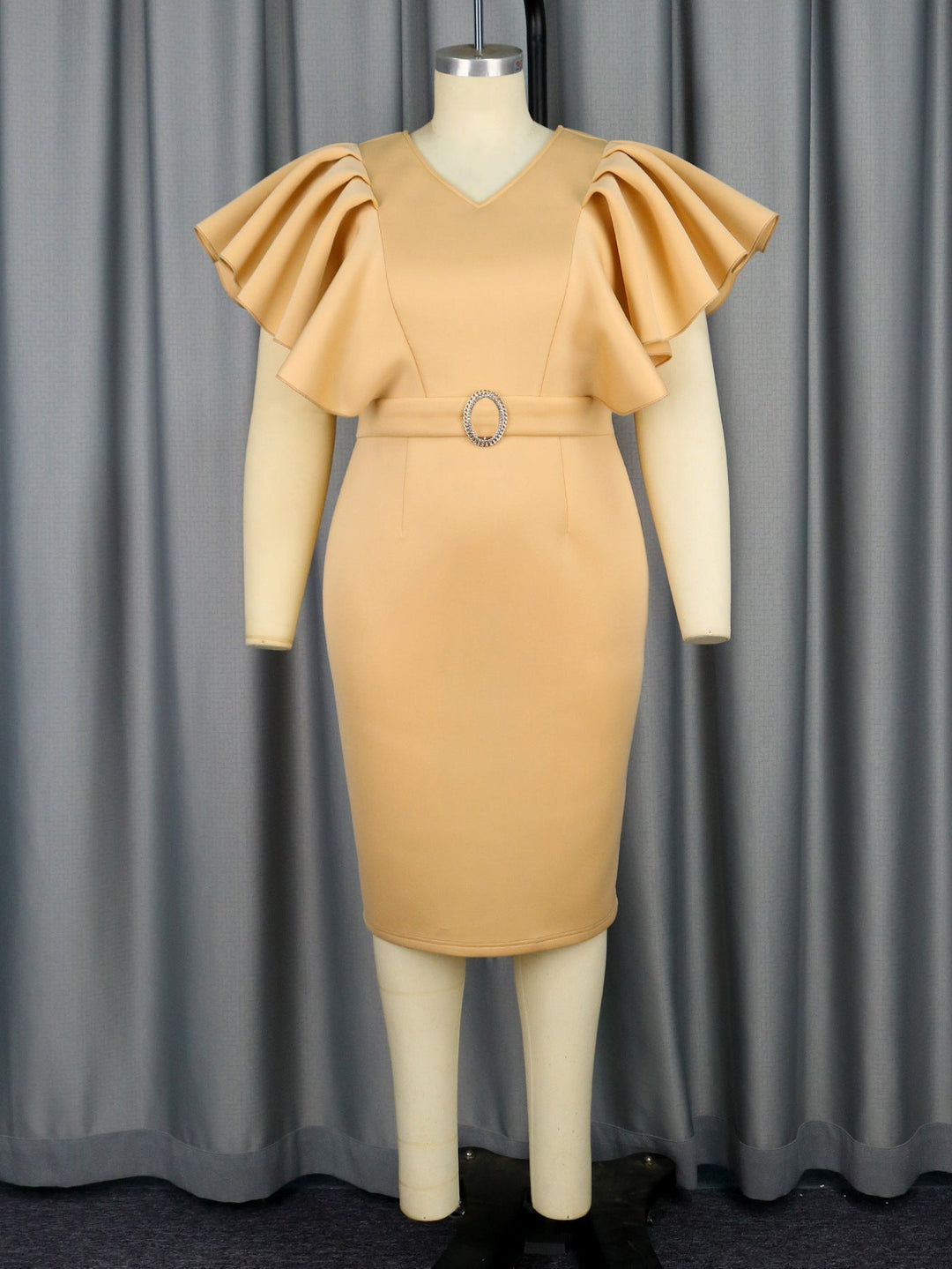 Khaki Damenkleid, figurbetont mit V-Ausschnitt, Rüschenärmeln und Gürtel. Elegant für Cocktailpartys & festliche Abende.