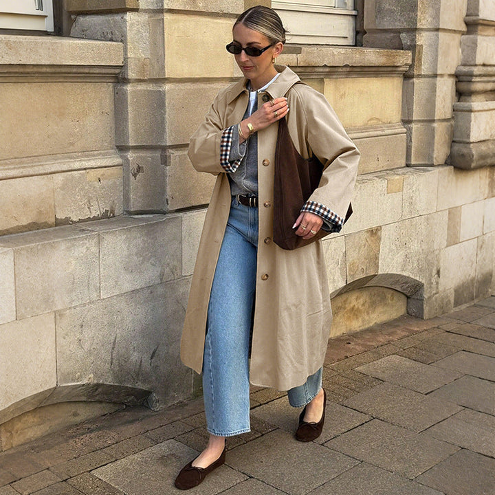 Khaki Damen Trenchcoat mit klassischem Schnitt und elegantem Karo-Futter, perfekt für Frühling und Herbst.