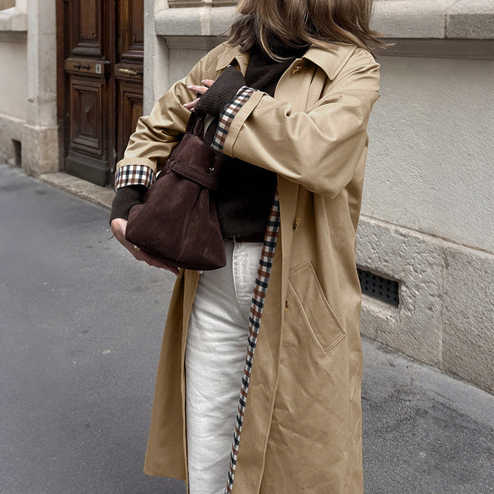 Klassischer Khaki Damen Trenchcoat mit winddichtem Stoff und Karo-Futter, ideal für Frühling & Herbst.
