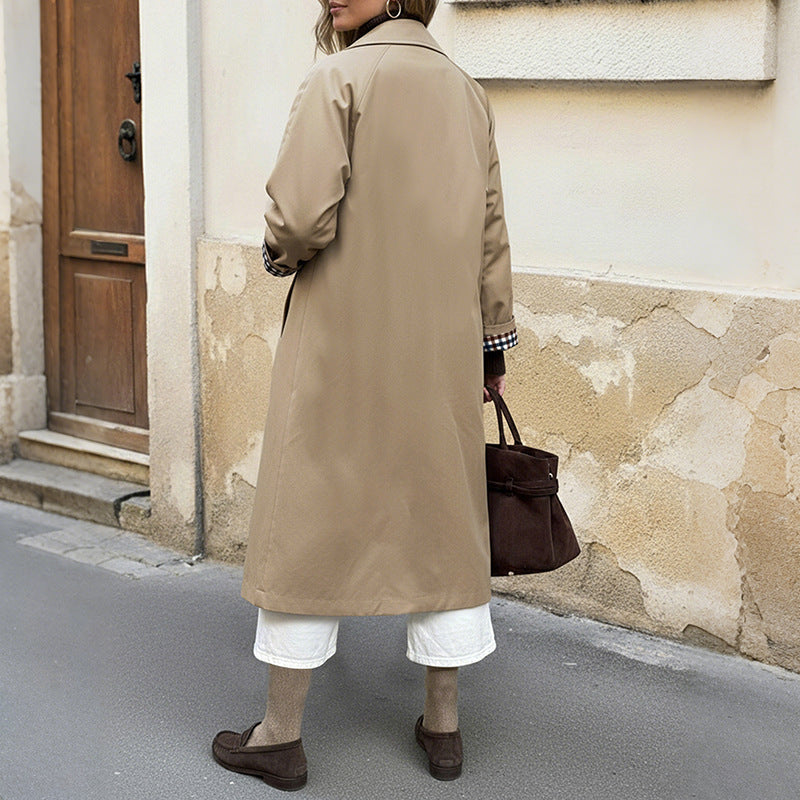 Stilvoller Damen Trenchcoat, Khaki, mit Reverskragen, doppelreihiger Knopfleiste und trendigem Karo-Innenfutter.