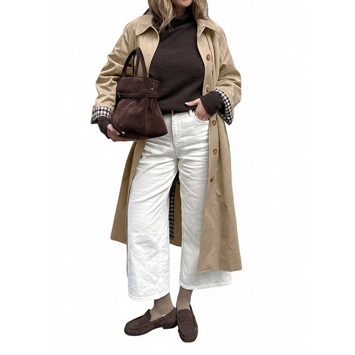 Modischer Khaki Damen Trenchcoat als zeitlose Übergangsjacke mit Karo-Futter, vielseitig kombinierbar.