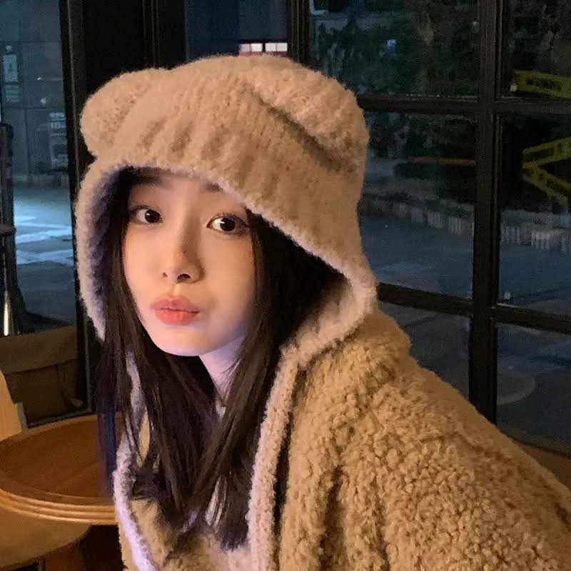 Trendige Damen Wintermütze: Weiche Teddy-Beanie mit Bärenohren, kuschelig und warm.