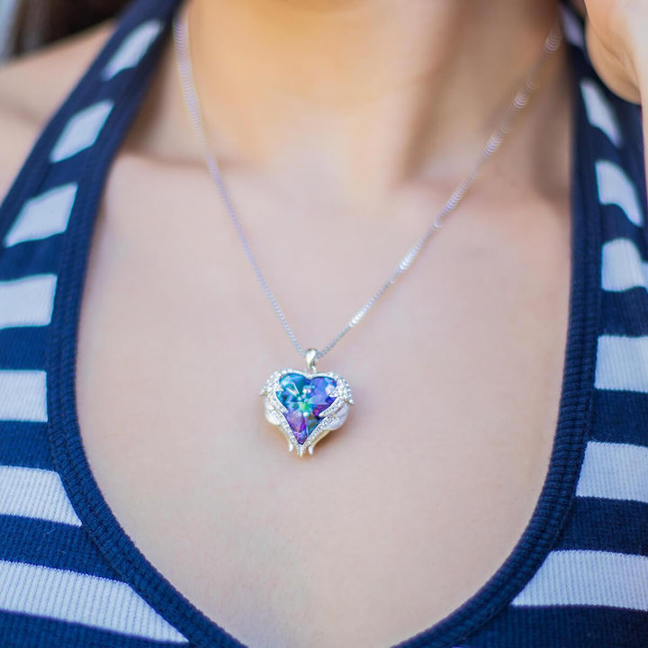 Funkelnde Herzkette für Damen mit lila/blauen Engelsflügeln aus Kristall, eleganter Damenschmuck.