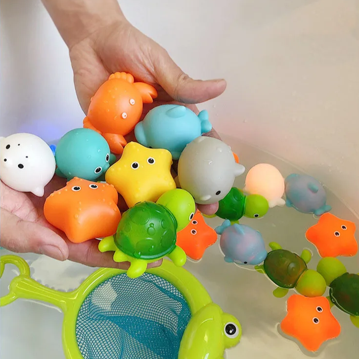 Kinder Badespielzeug mit LED-Leuchtfunktion & Fangnetz für interaktiven Wasserspaß; ideal zur Motorik-Förderung.