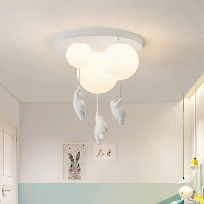 Detailaufnahme: Lächelnder Bär an bunter Ballon-Pendelleuchte; warmweißes LED-Licht.