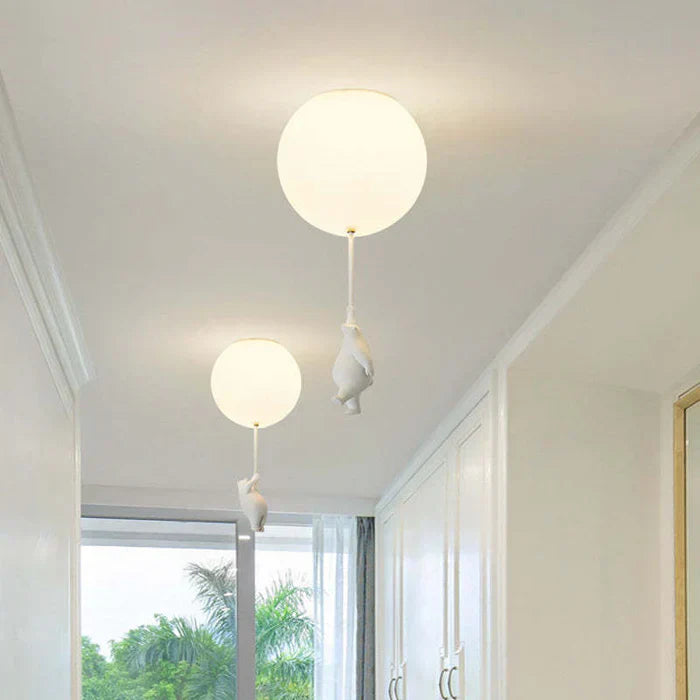 Kindgerechte Beleuchtung: LED-Deckenlampe mit verspieltem Bär & Ballon für das Kinderzimmer.