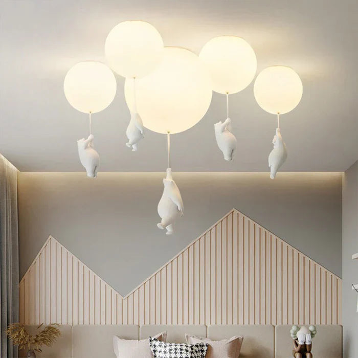 Stimmungsvolle Kinderzimmerlampe mit fliegendem Bären am Ballon; warmweißes LED-Licht.