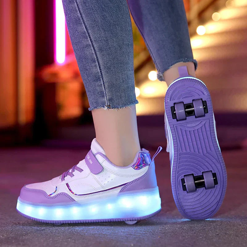 Lila LED Rollschuhe für Kinder, orthopädisch geformt und mit verstellbaren Rollen.