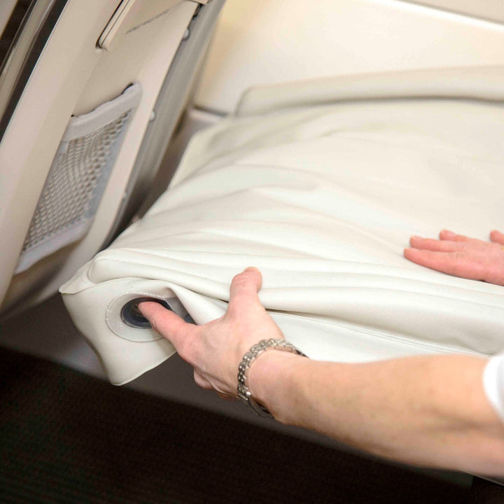 Detailaufnahme der Oberfläche der Kinder Reisematratze. Ergonomische Schlafmatratze für optimalen Kinder-Komfort.