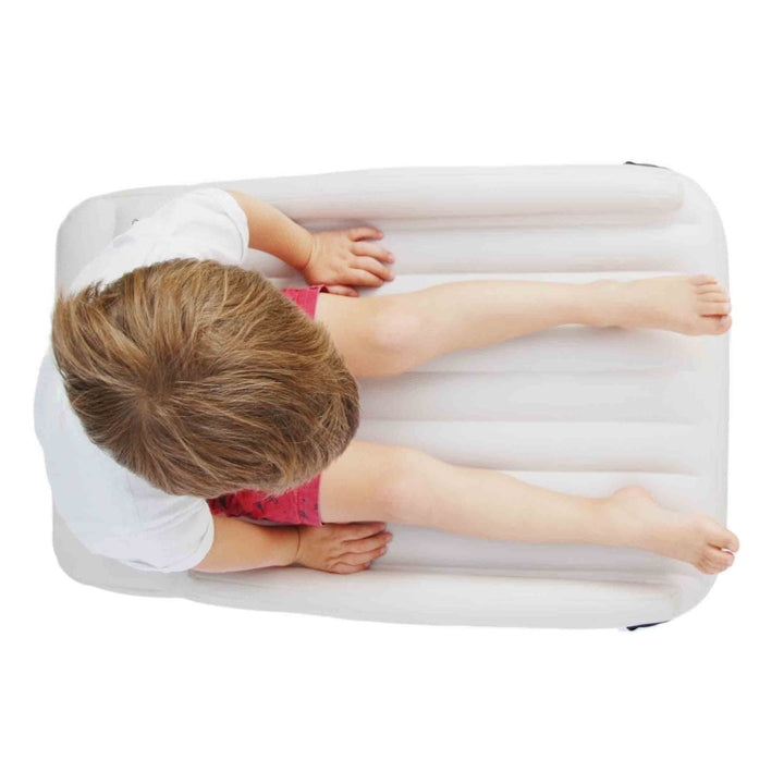 Kinder Reisematratze auf dem Hotelboden. Das perfekte Kinderreisebett für komfortablen Schlaf auf jeder Reise.