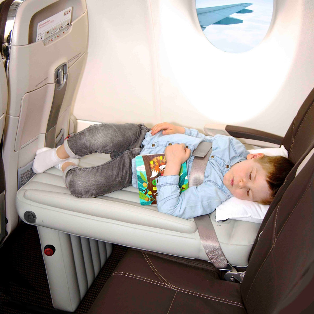 Aufgeblasene Kinder Reisematratze, bereit für Komfort im Auto. Ideal als tragbare Schlafmatratze für Kinder.