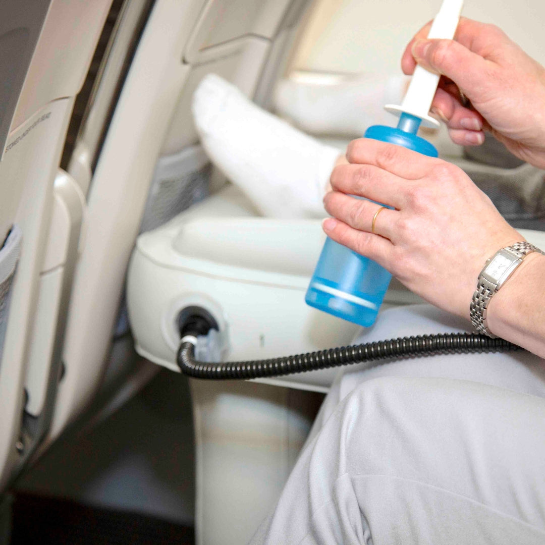 Kompakte, zusammengefaltete Kinder Reisematratze. Platzsparende Luftmatratze, perfekt für Reisen im Handgepäck.